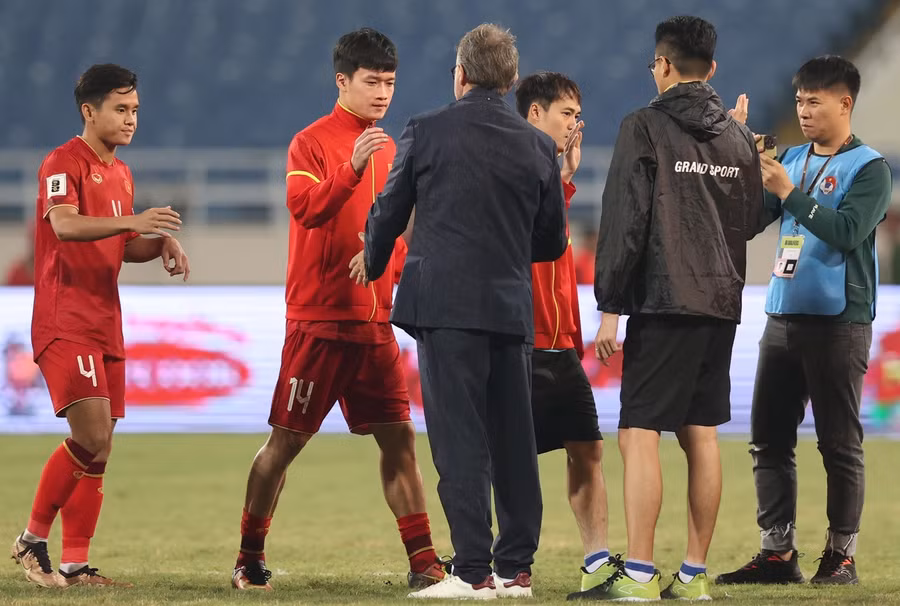 Hoàng Đức (14) và huấn luyện viên Troussier trong một buổi tập của đội tuyển Việt Nam năm 2023. Ảnh: INT.