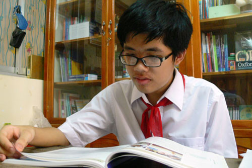 Cậu bé mê học tiếng Anh