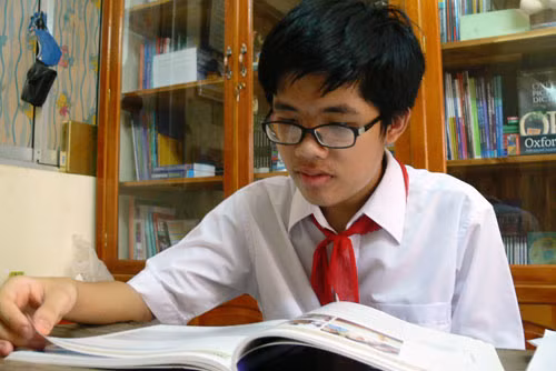 Cậu bé mê học tiếng Anh