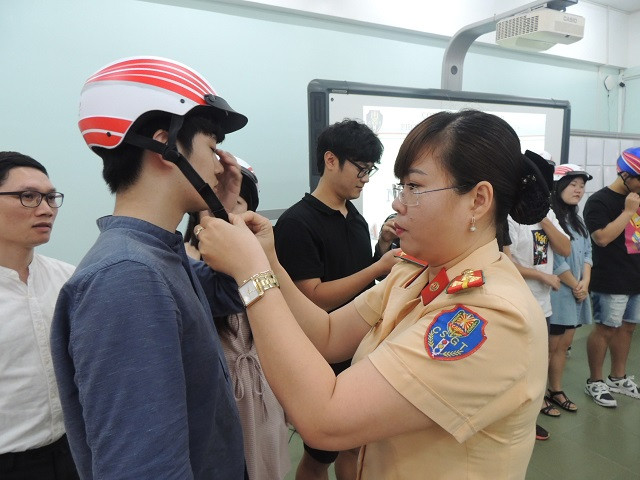 Các sinh viên nước ngoài được tặng nón bảo hiểm đạt chuẩn tại buổi nói chuyện