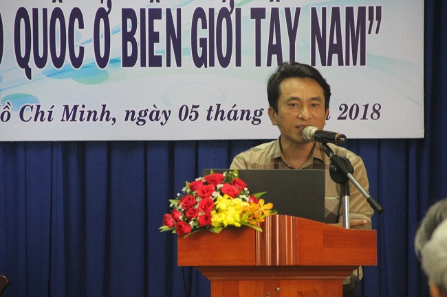 Thạc sĩ Trần Trung Hiếu, Giáo viên Trường THPT chuyên Phan Bội Châu, Nghệ An phát biểu tại Hội thảo