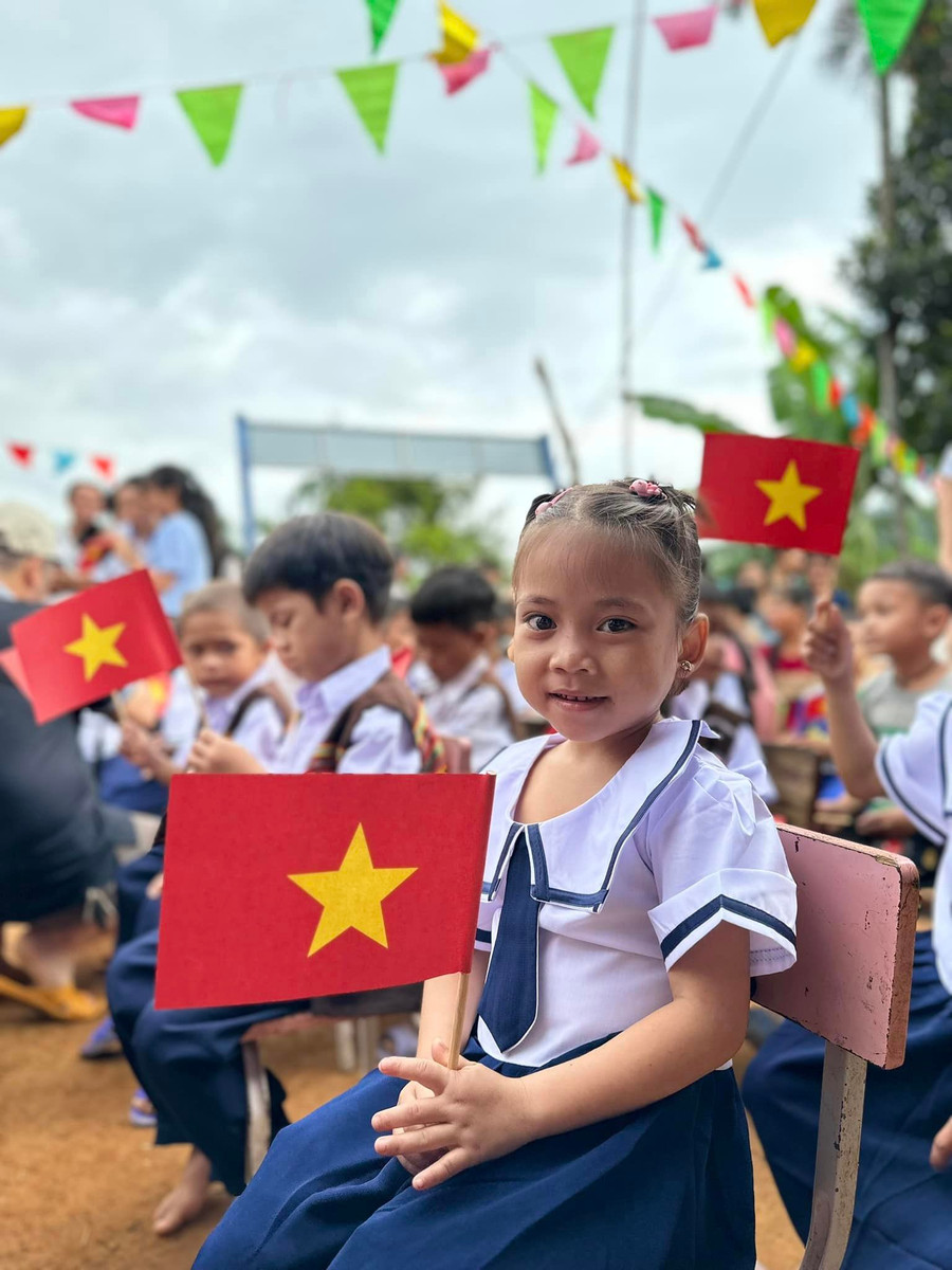 Niềm vui của học sinh điểm trường Ông Bình (xã Trà Dơn, Nam Trà My, Quảng Nam) với bộ đồng phục mới tinh được tặng từ CLB Bạn thương nhau.