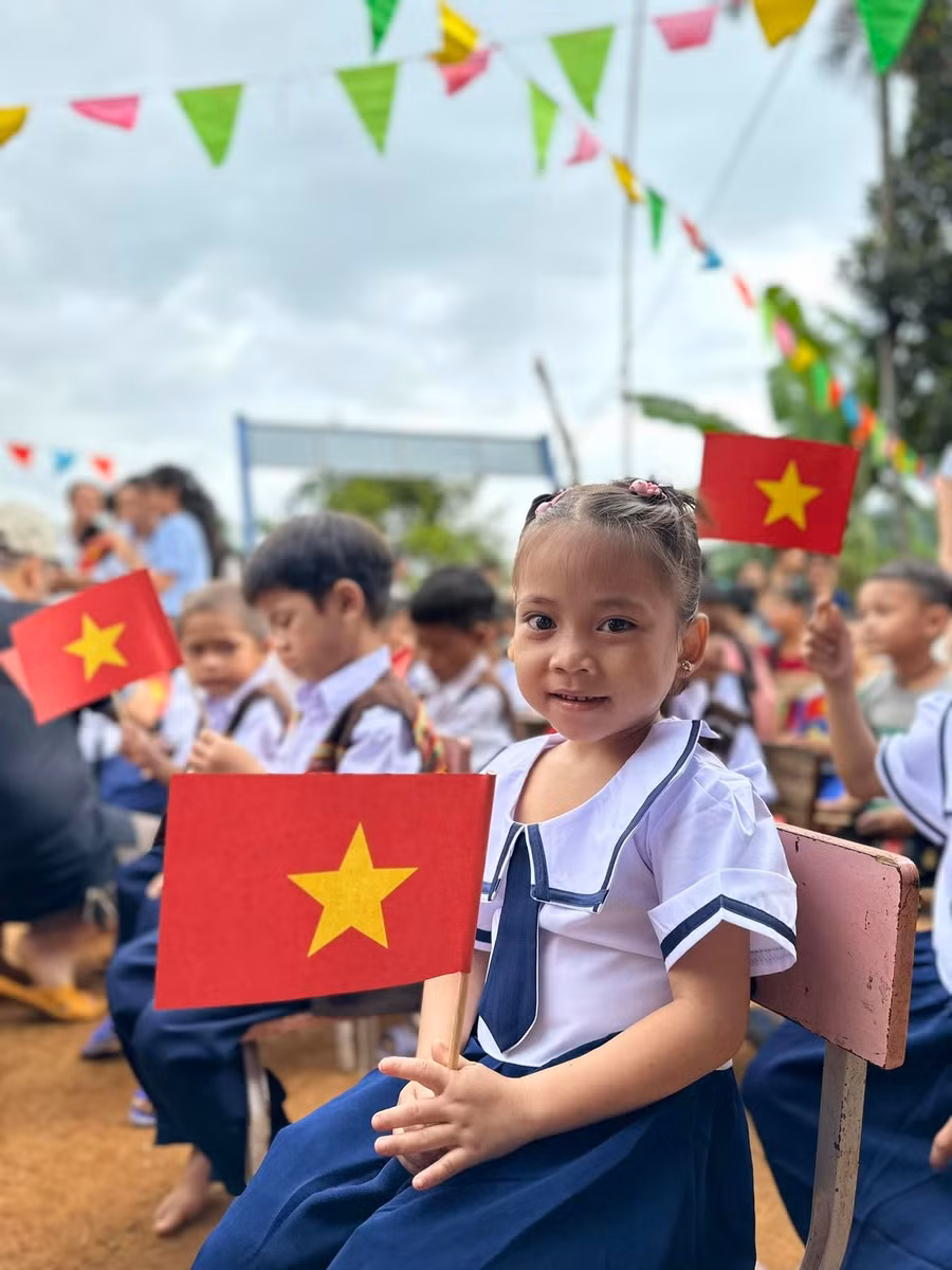 Niềm vui của học sinh điểm trường Ông Bình (xã Trà Dơn, Nam Trà My, Quảng Nam) với bộ đồng phục mới tinh được tặng từ CLB Bạn thương nhau.