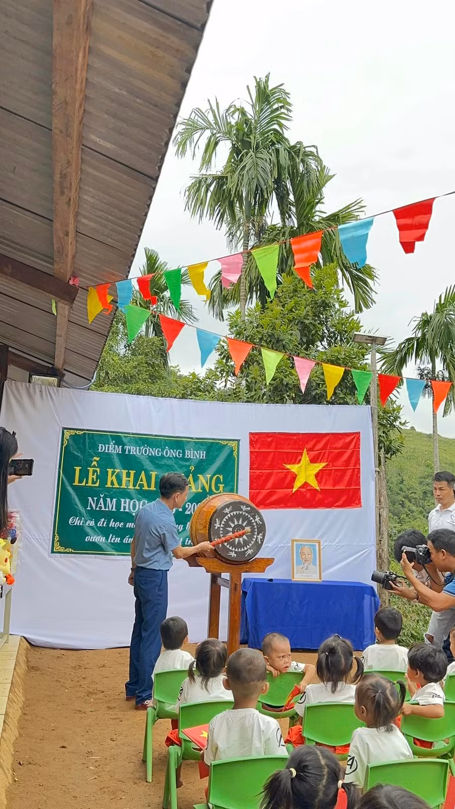 Lần đầu tiên, điểm trường Ông Bình vang lên tiếng trống trường chào năm học mới.