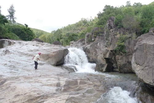 Suối Hố Giang, đoạn có hòn đá Chữ. Ảnh: Hoàng Trọng