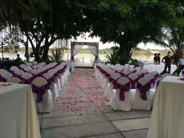 Lễ cưới tổ chức trong không gian rộng với tiệc cưới ngoài trơì1 Lễ cưới tổ chức trong không gian rộng với tiệc cưới ngoài trời