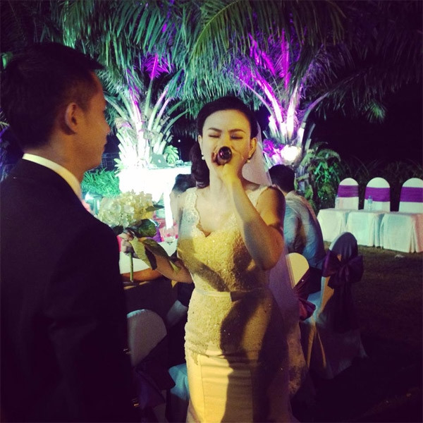 Ảnh hiếm về lễ cưới bí mật của ca sĩ Thu Thủy ảnh 4 Lễ cưới ấm cúng với bạn bè và người thân