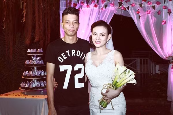 Thu Thủy diện chiếc váy cô dâu trang nhã, không quá cầu kỳ