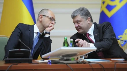 Tổng thống Petro Poroshenko (trái) và Thủ tướngArseniy Yatsenyuk