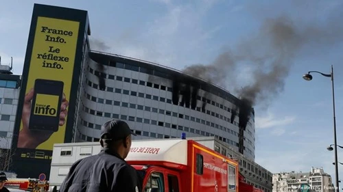 Hiện trường vụ cháy tòa nhà phát thanh Pháp ở thủ đô Paris. Ảnh: Reuters