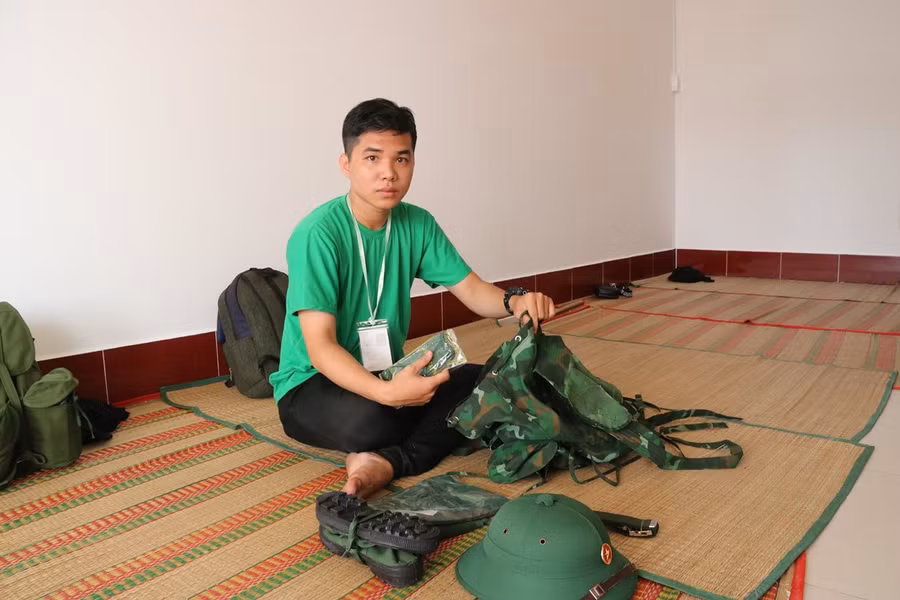 Mai Hoàng Dũng chuẩn bị hành trang lên đường nhập ngũ.