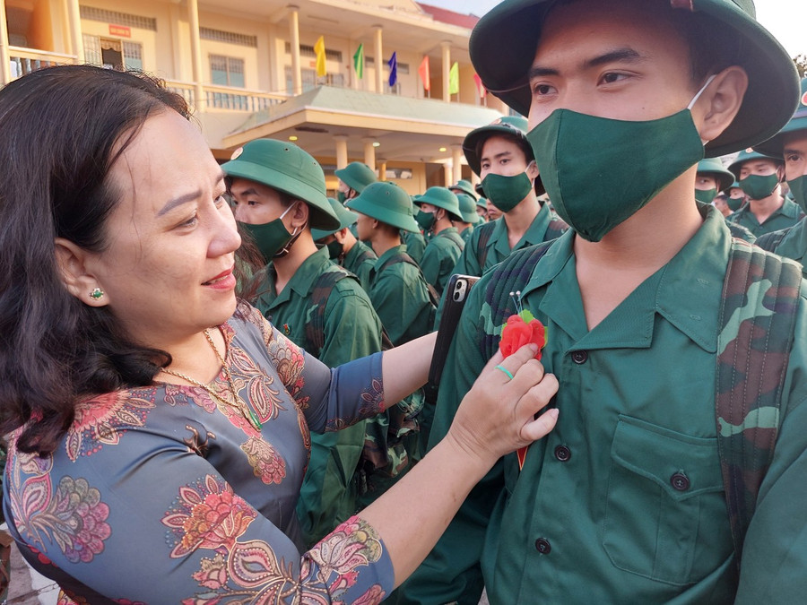 Cài hoa động viên thanh niên lên đường nhập ngũ. Cài hoa động viên thanh niên lên đường nhập ngũ.
