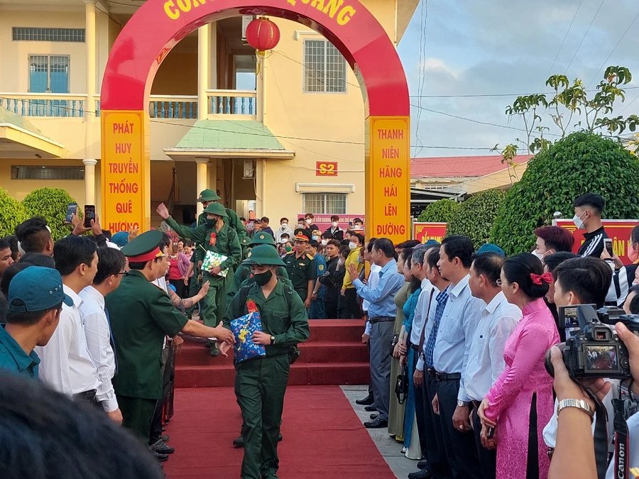 Thanh niên Sóc Trăng lên đường nhập ngũ sáng 9/2.