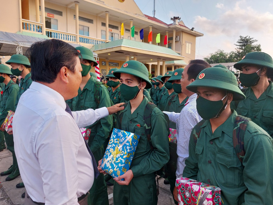 Lãnh đạo địa phương động viên thanh niên trước khi lên đường nhập ngũ. Lãnh đạo địa phương động viên thanh niên trước khi lên đường nhập ngũ.