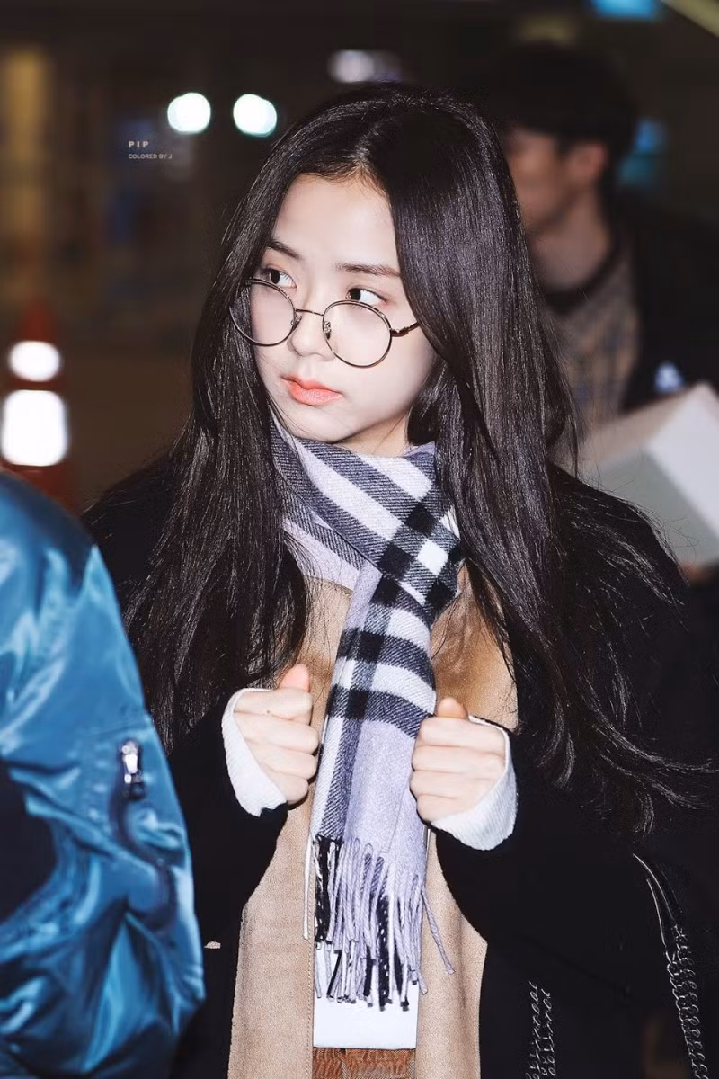 Khi Jisoo đeo kính vào, bạn sẽ biết cô ấy còn là một nhà kinh doanh!