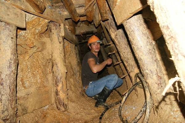 Đường hầm chỉ vừa một người lách qua. Tận thấy những ngách hầm giải cứu 12 nạn nhân mắc kẹt