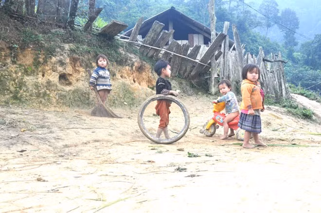 Với những đứa trẻ, chúng còn quá nhỏ để hiểu vì sao chúng phải sống trong đói khổ, vì sao ma ngón lại mang bố mẹ chúng đi?