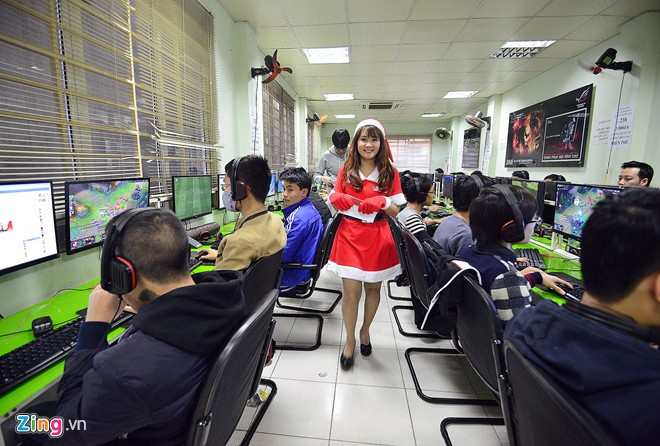 Ở trường học, Phương Anh cũng là một trong những sinh viên có gương mặt khả ái và nụ cười tỏa sáng, dễ mến. Công chúa tuyết xinh đẹp đi phát quà Noel trên phố