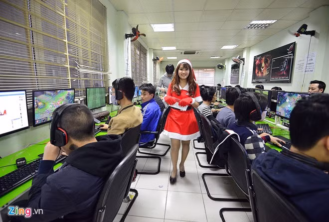 Công chúa tuyết xinh đẹp đi phát quà Noel trên phố