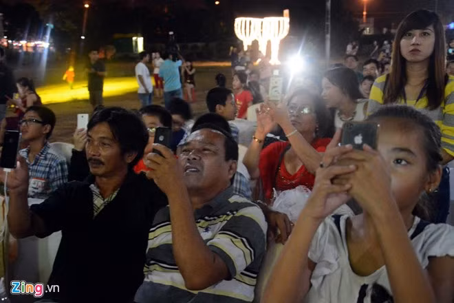 Giới trẻ đi xem cây thông Noel cao nhất Việt Nam 