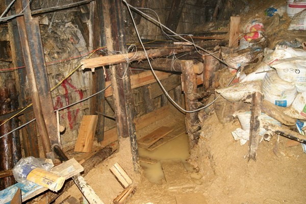 Ngách hầm cứu hộ do 100 Công binh tinh nhuệ của Lữ đoàn 293 thực hiện nằm phía bên trái vị trí sạt lở. Tận thấy những ngách hầm giải cứu 12 nạn nhân mắc kẹt