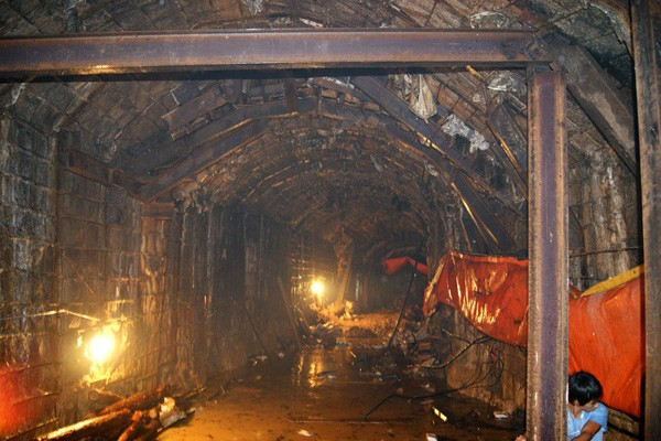 Vị trí hầm sạt lở có nền đất yếu nên đã được các đơn vị thi công trước đây (đã dừng thi công 3 năm trước) gia cố đặc biệt bằng những thanh sắt hộp cỡ lớn chèn chống xung quanh (ngoài lớp bê tông đã gia cố tạm quanh tường hầm như các vị trí khác). Nước trên mái hầm vẫn tuôn xuống như mưa. Tận thấy những ngách hầm giải cứu 12 nạn nhân mắc kẹt