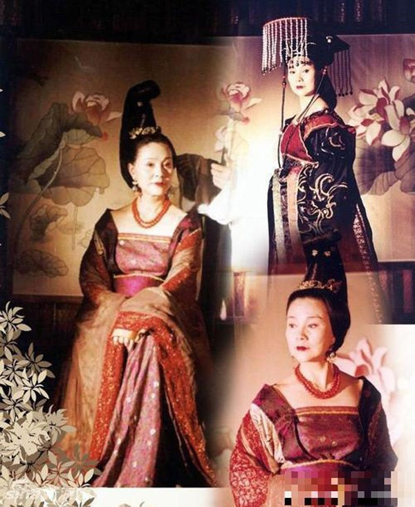 Nhân vật chính của bộ phim truyền hình Đại MInh cung từ (2000) là công chúa Thái Bình (do Trần Hồng và Châu Tấn đóng) nhưng sự xuất hiện của nữ nghệ sĩ Quy Á Lôi cũng tạo được ấn tượng khi thể hiện hình ảnh một Hoàng hậu Võ Tắc Thiên quý phái, uy nghiêm. Võ Tắc Thiên trên màn ảnh: Người được tung hô, kẻ bị ném đá