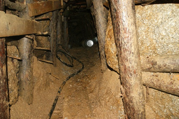 Đường hầm bám sát theo vách tường bê tông gia cố hầm thủy điện. Đường hầm chỉ cao khoảng 1m, rộng 1,2m, để vào hầm phải gần như đi ngồi. Đường hầm quanh co do gặp nhiều khối đá to nên lực lượng cứu hộ phải đào tránh. Thậm chí, lực lượng cứu hộ còn phải dùng tới kíp nổ để phá đá thông đường vào trong. Tận thấy những ngách hầm giải cứu 12 nạn nhân mắc kẹt