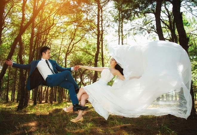 "Cái khó nhất khi thực hiện cảnh bay làm sao để dáng của cô dâu và chú rể được giải phóng, giúp người xem cảm nhận được sự bay bổng. Mặc khác phần hậu kỳ cũng là vấn đề lớn, phải rất cẩn thận để xóa được những chiếc ghế mà không làm ảnh hưởng đến người trong ảnh". Cặp đôi Gia Lai lạc vào xứ thần tiên với ảnh bay độc đáo