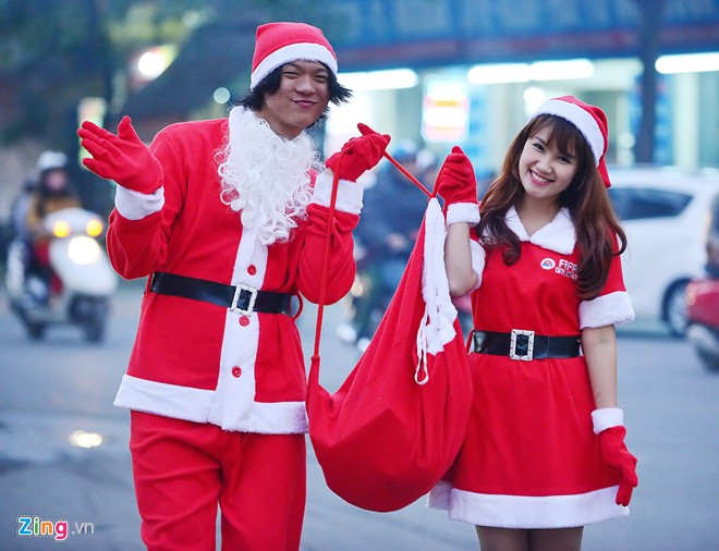 Đồng hành cùng Phương Anh là một "ông già Noel" đến từ trường Cao đẳng nghệ thuật Hà Nội. Đồng hành cùng Phương Anh đi phát quà Giáng sinh là một ông già Noel đến từ trường Cao đẳng nghệ thuật Hà Nội.