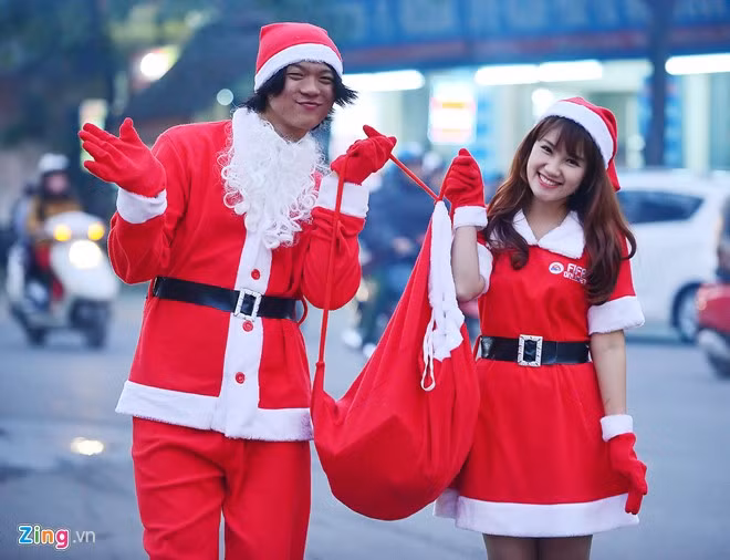 Đồng hành cùng Phương Anh đi phát quà Giáng sinh là một ông già Noel đến từ trường Cao đẳng nghệ thuật Hà Nội. 