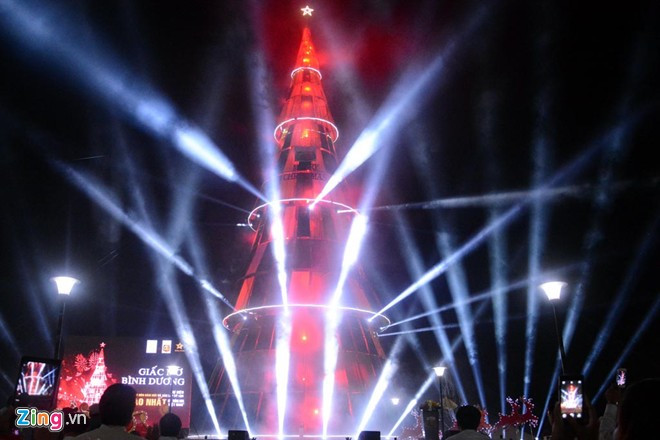 Trình diễn hệ thống ánh sáng trong và ngoài cây thông cao nhất Việt Nam. Giới trẻ đi xem cây thông Noel cao nhất Việt Nam