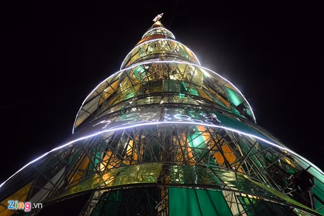 Giới trẻ đi xem cây thông Noel cao nhất Việt Nam 