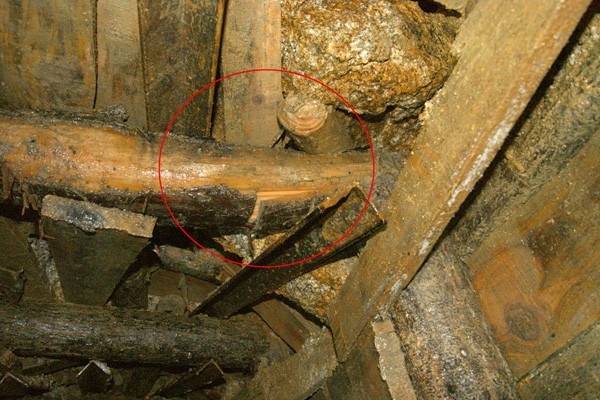 Chiều 20/12, một ngày sau khi 12 công nhân được giải cứu an toàn, đường hầm rất ẩm ướt và đang có dấu hiệu tiếp tục sạt lở. Phía trên mái hầm, một số vị trí thanh chống đã võng xuống, có dấu hiệu sắp gãy. Tận thấy những ngách hầm giải cứu 12 nạn nhân mắc kẹt