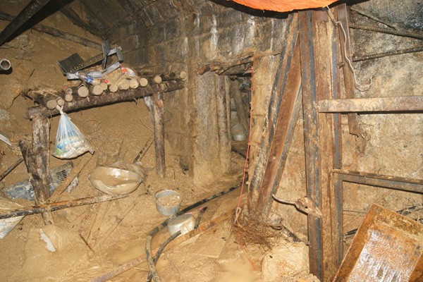 Để đưa 12 công nhân bị mắc kẹt trong đường hầm thủy điện Đạ Dâng (Lâm Đồng) ra ngoài, cùng với việc khoan để đưa ô xy, đồ ăn, nước uống vào bên trong, một ngách hầm cũng được lực lượng cứu hộ của Tập đoàn Than – Khoáng sản Việt Nam (TKV) đào ở phía bên phải vị trí sạt lở. Trong ảnh: Phía bên phải vị trí sạt lở là lối vào hầm cứu hộ do lực lượng cứu hộ của (TKV) thực hiện. Ngay cửa, những vật dụng phục cụ công tác đào hầm vẫn còn vứt lại ngổn ngang, gồm xô chậu xách đất, cuốc xẻng… Tận thấy những ngách hầm giải cứu 12 nạn nhân mắc kẹt