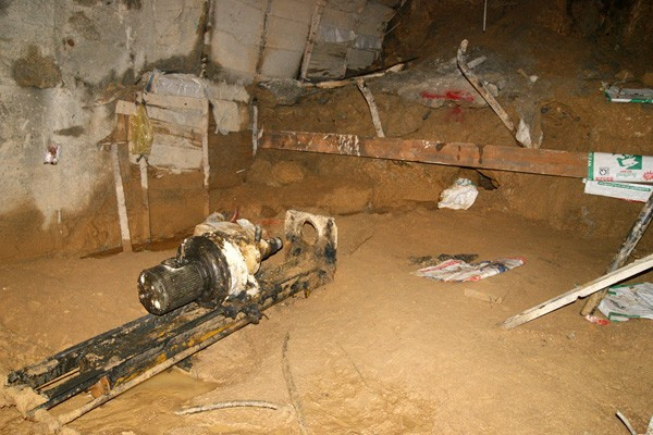 Máy khoan ngang. Trong quá trình khoan, cần tới 4 đến 6 người khiêng máy. Tận thấy những ngách hầm giải cứu 12 nạn nhân mắc kẹt