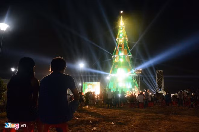 Giới trẻ đi xem cây thông Noel cao nhất Việt Nam 