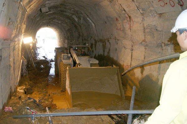 Chiều 20/12, những công nhân của Cty Cổ phần Sông Đà 10 (đơn vị thi công đường hầm này) đang thu dọn hiện trường. Phần bùn đất từ đoạn hầm các công nhân mắc kẹt chảy ra vẫn đang được máy xúc đưa ra ngoài. Tận thấy những ngách hầm giải cứu 12 nạn nhân mắc kẹt