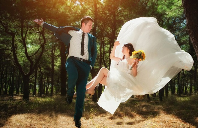 Bộ ảnh được thực hiện ở rừng thông Gia Lai. Nhiếp ảnh Hòa Carol cho biết cả bộ gồm 6 tấm, nhưng được chụp trong một ngày vì ê kíp đã có sự tính toán chuẩn bị kỹ về những địa điểm, thời điểm, ánh sáng. Cặp đôi Gia Lai lạc vào xứ thần tiên với ảnh bay độc đáo