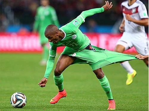 “World Cup 2014” là từ khóa được tìm kiếm nổi bật nhất năm 2014. Trong ảnh: Yacini Brahimi (Algeria) tuyệt vọng đuổi theo trái bóng khi bị Philipp Lahm (Đức) kéo đến lộ cả nội y. Ảnh: Từ Google trên Internet