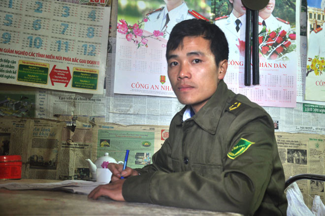 Anh Giàng A Dua - Công an xã Bản Mù - trao đổi với phóng viên.