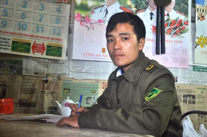 Anh Giàng A Dua - Công an xã Bản Mù - trao đổi với phóng viên.
