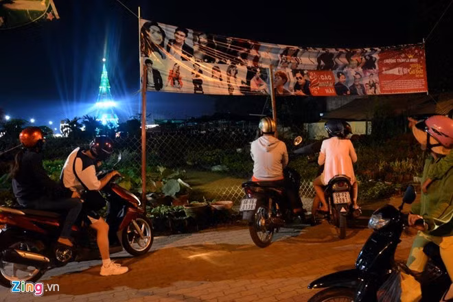 Giới trẻ đi xem cây thông Noel cao nhất Việt Nam 