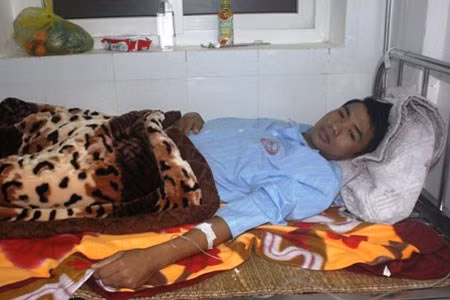 Bị trộm đâm thủng bụng, thiếu úy công an vẫn quyết tâm quật ngã đối tượng ảnh 1