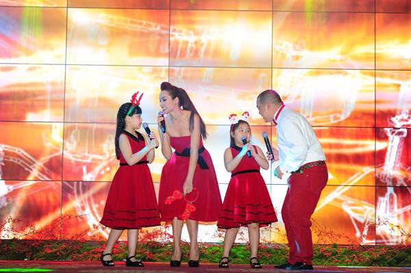 Những hình ảnh ngọt ngào của gia đình người mẫu Thúy Hạnh ảnh 6 Thúy Hạnh, Minh Khang và 2 con gái - bé Suli và Suti.