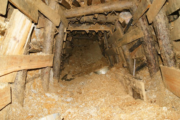 Vào sâu khoảng 6-7m, đường hầm được đào hướng lên trên để phòng trường hợp khối nước lớn từ phía trong hầm có thể ập ra gây sạt lở nguy hiểm cho lực lượng cứu hộ. Đồng thời, đường hầm cũng nhỏ dần vào trong. Tận thấy những ngách hầm giải cứu 12 nạn nhân mắc kẹt