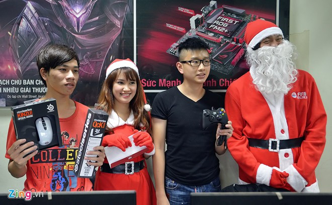 Hai vị khách được tặng quà miễn phí xin chụp ảnh cùng ông già Noel và công chúa tuyết. Công chúa tuyết xinh đẹp đi phát quà Noel trên phố