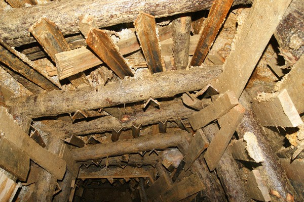 Thanh gỗ ngang chống mái hầm ngoài được chống đỡ bởi 2 cọc chắc. Hai bên còn có những thanh sắt dài đóng vào lòng đất đỡ lực. Tận thấy những ngách hầm giải cứu 12 nạn nhân mắc kẹt