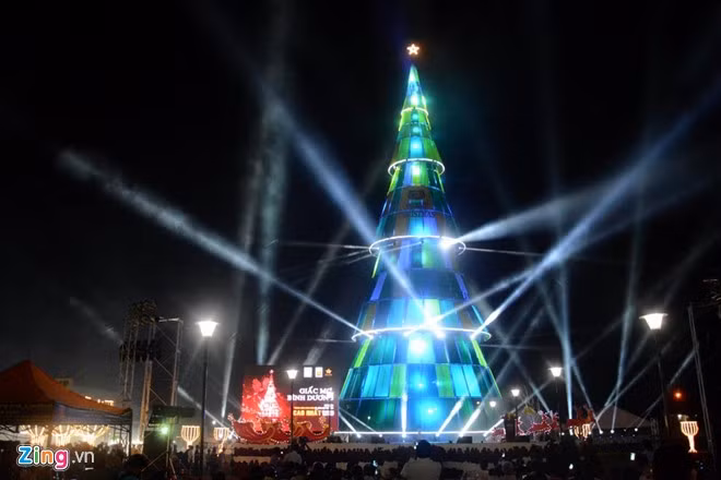 Giới trẻ đi xem cây thông Noel cao nhất Việt Nam 