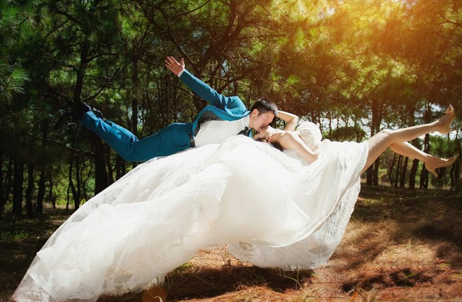 Cả ê kíp khá khó khăn khi giữ thăng bằng cho Thiện và Phú khi họ ở trên cao theo cách giống như đang bay, cô dâu thậm chí đã té ngã trong một bức ảnh. Cặp đôi Gia Lai lạc vào xứ thần tiên với ảnh bay độc đáo